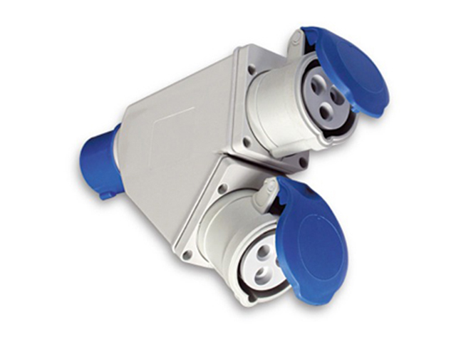 Adattatore industriale CEE blu costruito nel rispetto della normativa CEI EN 50250. IP44 da spina 2P+T 16A a 2 prese 2P+T 16A. F