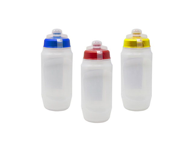 BOTTIGLIA SPORT ERGONOMICA 0,75LT. Bottiglia in plastica linea Lanzarote adatta per lo sport e le tue giornate all'aperto, con c