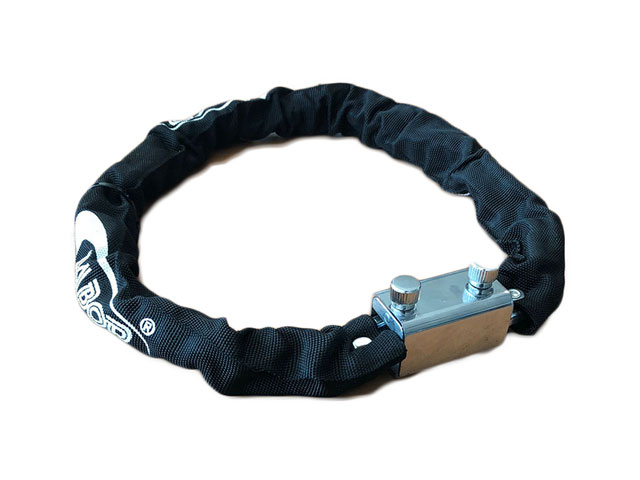 Catena in acciaio a sezione quadra rivestita con guaina in tela con lucchetto blindato. Dimensioni catena quadro 8mm lunghezza 9