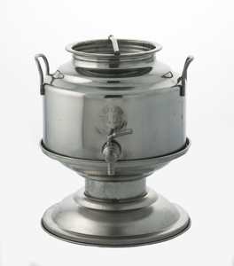 CONTENITORE ACCIAIO INOX LT.5 CON PIEDE IN ACCIAIO INOX. Base e bocca larga. Con coperchio a vite e rubinetto. Capacita'  5LT BE