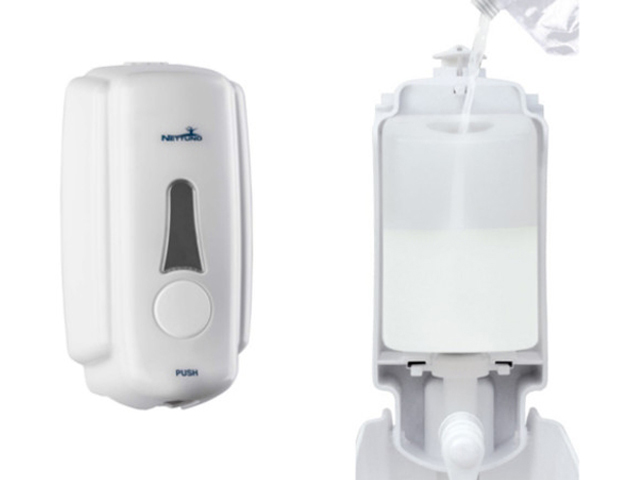 Dosatore di sapone. Capacita' 1000 ml. Colore bianco. Chiusura con chiave. Azionamento a pulsante. Dimensioni: 118x130x260h. COD