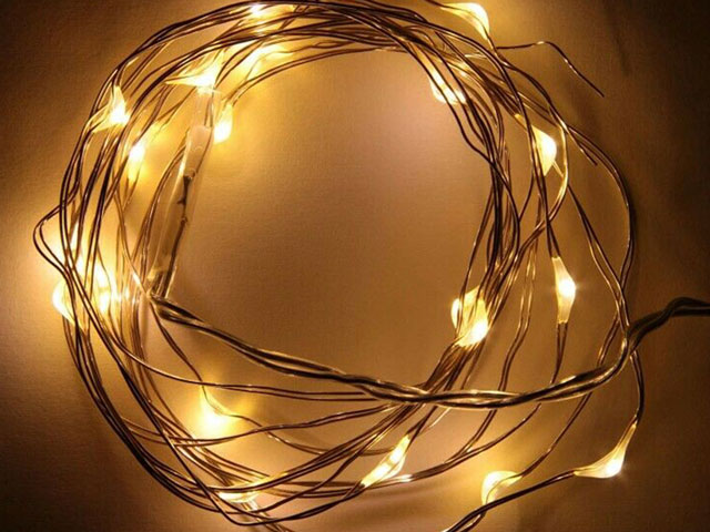 GOCCE LED SU FILO DI RAME A BATTERIA BIANCO CALDO 100 LED 10MT