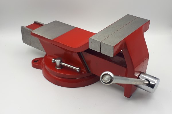 Morsa da banco in acciaio con base girevole, munita di perni di fissaggio, ganasce e asta di manovra con fermi. MM100 (4) GANASC