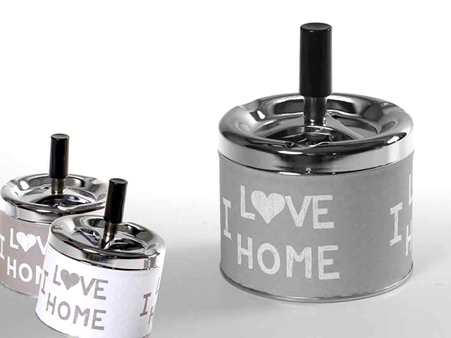 POSACENERE I LOVE HOME 9X11CMPosacenere tondo da tavolo in latta con scritta I LOVE HOME colori assortiti.