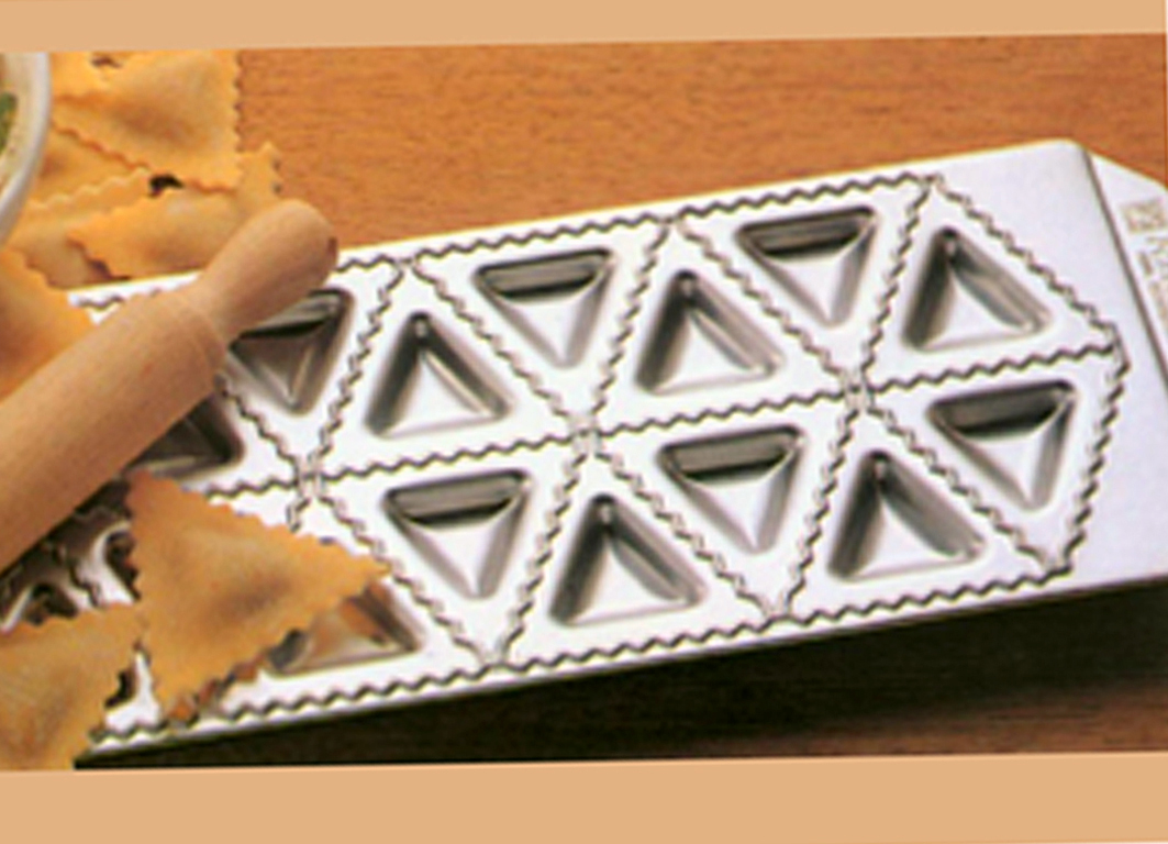 RAVIOLAMP 18 TRIANGOLI. Stampo in alluminio per realizzare 18 tortelli a forma di triangolo. Dotato di piedini in silicone per u