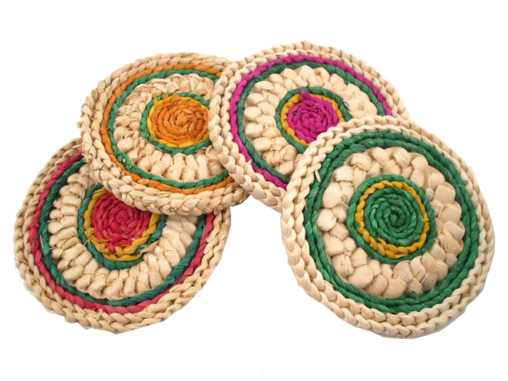 SOTTOPENTOLA MAIS tondi CM18. Coloratissimi e rustici sottopentola in mais intrecciato decorato.