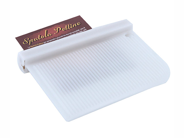 Spatola per garganelli e gnocchi, in plastica alimentare. Tre prodotti in uno: taglia, riga e arrotola. La superficie rigata ser