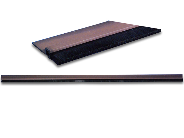 Striscia autoadesiva TRASPARENTE DA 1MT in PVC rigido con spazzolino, da applicare alla base delle porte.