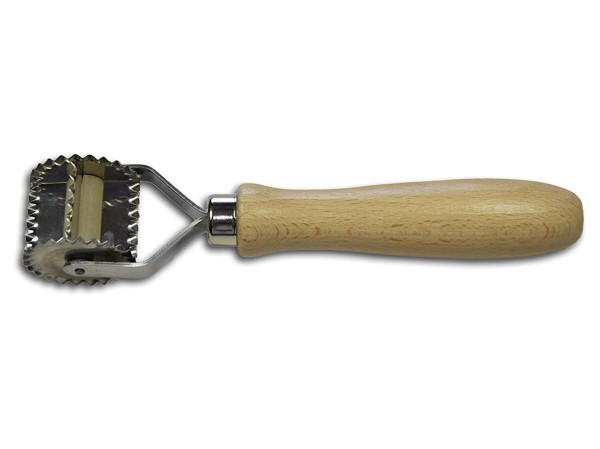 TAGLIAPASTA 4 QUADRI DENTATOTagliapasta dentato in acciaio inox, con manico in legno di faggio, 6 quadri al giro. mm 28