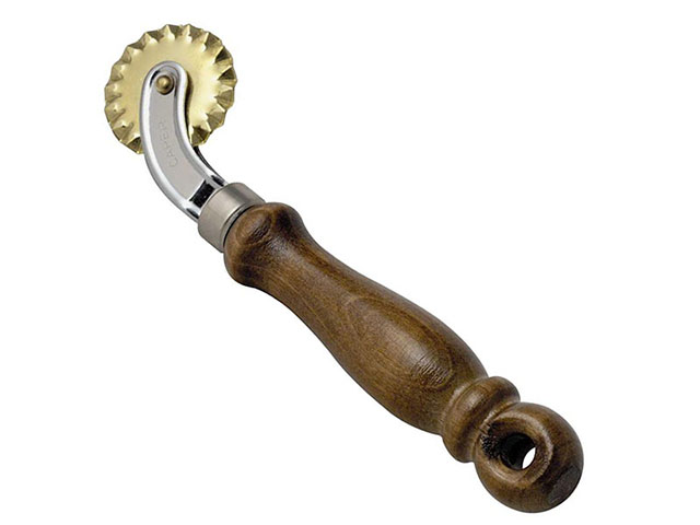 tagliapasta con disco in ottone e forcella curva. Manico in legno massello. ART. 11/V