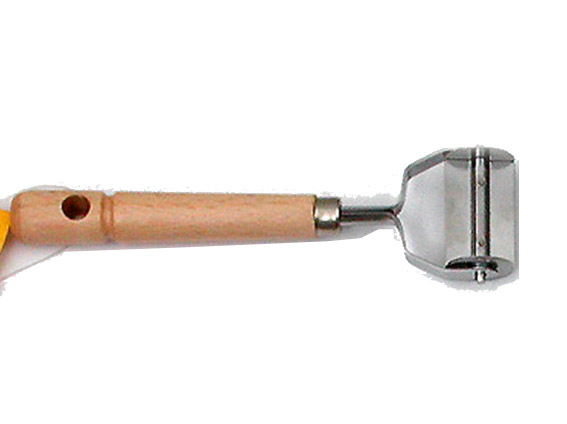 TAGLIATORTELLI LISCIOTagliatortelli con lama liscia in acciaio inox e manico in legno. 4x4CM