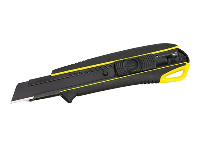 Tajima cutter extra resistente con struttura in acciaio inox temprato da 1mm a protezione della lama. Con 2 lame incluse.