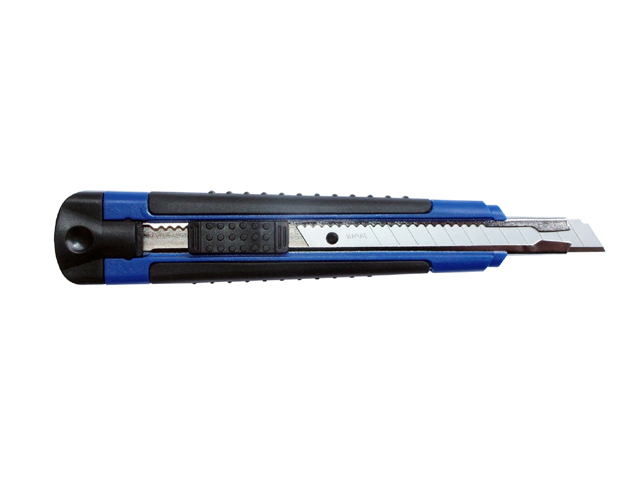 Cutter MM9 LABOR in materiale bicomponente con rinforzo in acciaio antiruggine. Cursore a scorrimento morbido con click sonoro. 