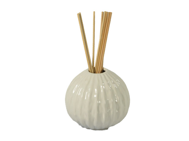 DIFFUSORE DI ESSENZADiffusore di essenza in ceramica con dieci bastoncini in legno.