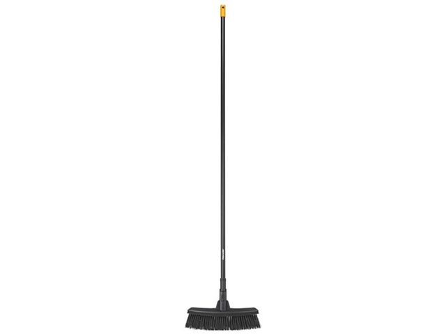 Fiskars scopa multiuso con setole doppie M. Con sistema Fiskars PowerClean che combina setole morbide e rigide per un'azione di 