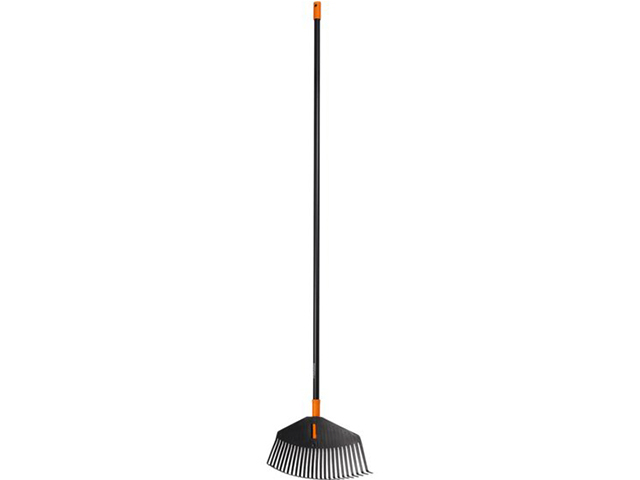 Fiskars scopa per foglie Solid TAGLIA L. Adatta adiverse attivita', denti resistenti e a datti a terreni irregolari. Con manico 
