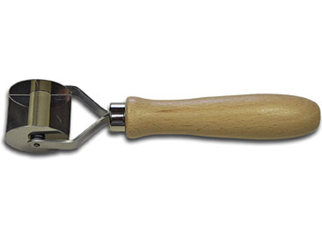 TAGLIAPASTA QUADRO 2 LAME LISCIOTagliapasta liscio in acciaio inox, con manico in legno di faggio, 6 quadri al giro. mm 56