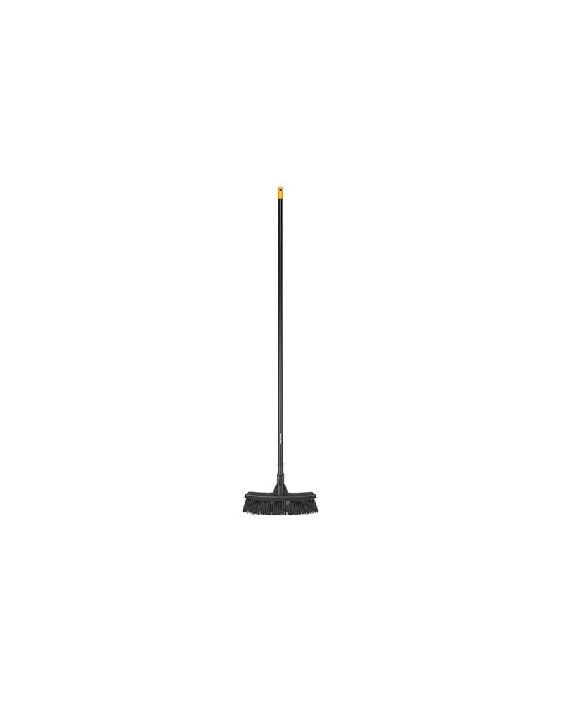 Fiskars scopa multiuso con setole doppie M. Con sistema Fiskars PowerClean che combina setole morbide e rigide per un'azione di 