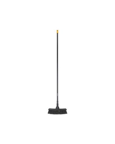 Fiskars scopa multiuso con setole doppie M. Con sistema Fiskars PowerClean che combina setole morbide e rigide per un'azione di 