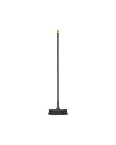 Fiskars scopa multiuso con setole doppie M. Con sistema Fiskars PowerClean che combina setole morbide e rigide per un'azione di 