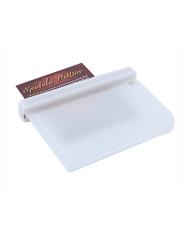 Spatola per garganelli e gnocchi, in plastica alimentare. Tre prodotti in uno: taglia, riga e arrotola. La superficie rigata ser
